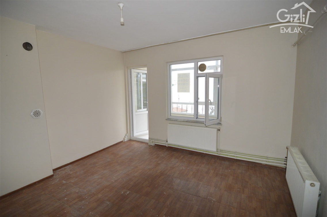 SALI PAZARI DİBİNDE 2+1 ÇARŞI MERKEZİNE YAKIN 90 M2 KOMBİLİ